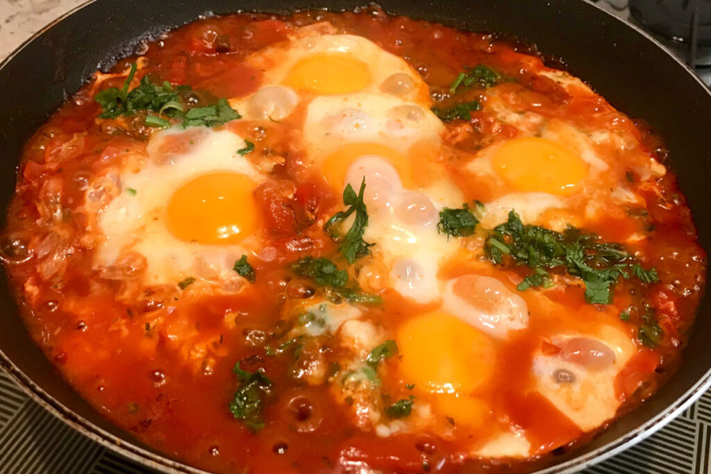 Shakshuka: prato árabe de ovos com molho de tomate