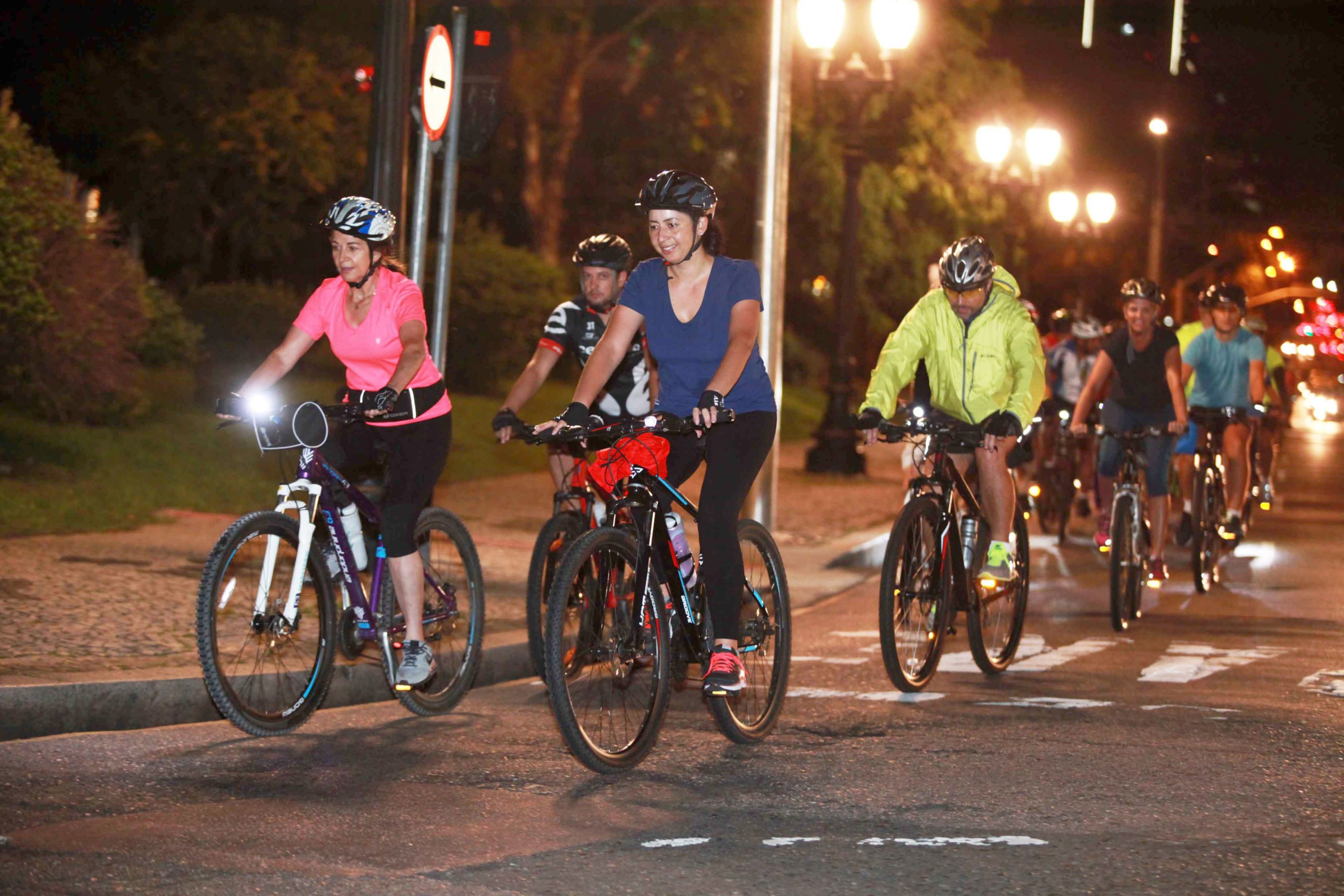 Pedala Curitiba passeios noturnos de bicicleta