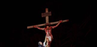 Foto mostra Jesus Cristo na cruz