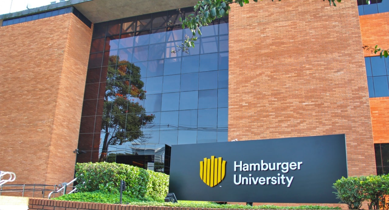 Foto mostra a fachada da Universidade do Hambúrguer