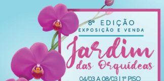 Foto mostra o cartaz sobre a exposição de orquídeas no Shopping Jardim das Américas