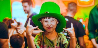 Foto mostra um menino com o tradicional chapéu de Saint Patrick