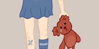 foto mostra o desenho das pernas de uma menina segurando um ursinho