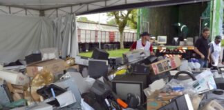 Foto mostra um caminhão recolhendo lixo eletrônico
