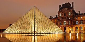Foto mostra a famosa pirâmide de vidro na entrada do Louvre