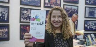 foto mostra Mariane Torres, coordenadora do programa Curitiba Lê