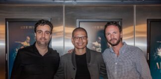 foto mostra o diretor Cauê Serur, Alex e o outro diretor Adriano Rattmann