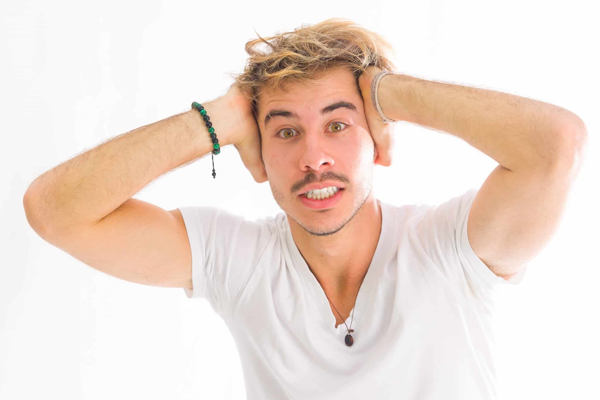 foto mostra o cantor Henrique Ventura