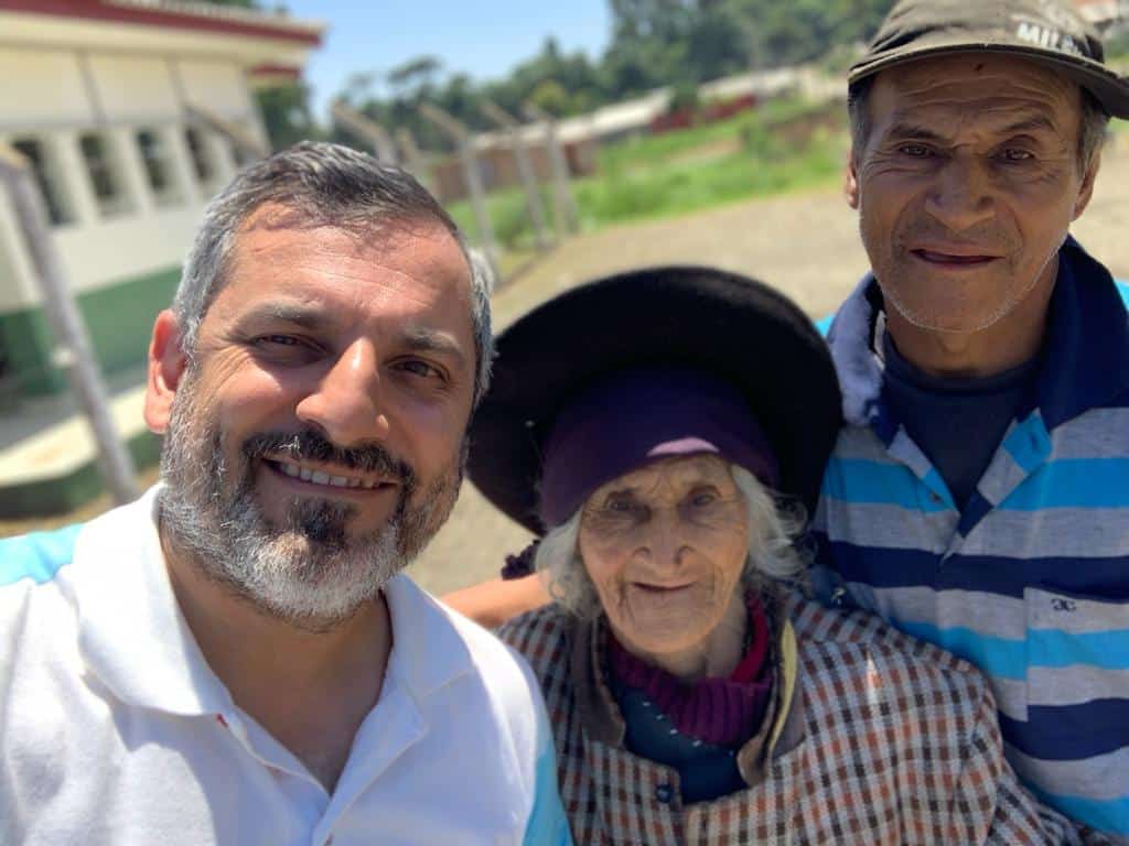 foto mostra o jornalista Dirk Lopes com uma das personagens do documentário
