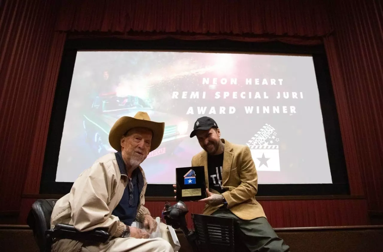 Coração de Neon - Longa metragem é a primeira produção do cinema nacional 100% curitibana, feita somente com serviços e atores locais