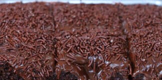 Bolo de Chocolate com cobertura de brigadeiro; simples e delicioso