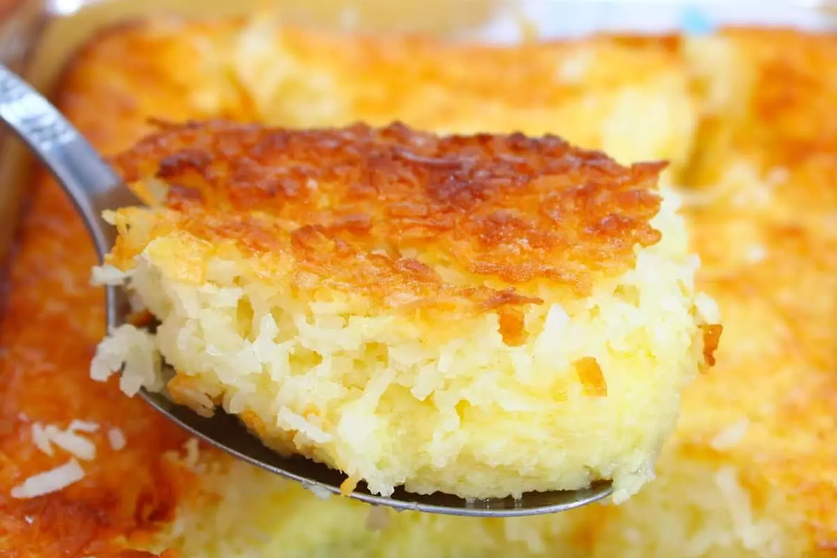 Cocada de forno cremosa para comer de colher, com cobertura crocante