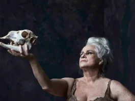 Vera Holtz retorna a Curitiba com o premiado espetáculo Ficções