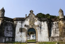 A fortificação é um dos principais atrativos da Ilha do Mel. (Foto: Mariana Alves)